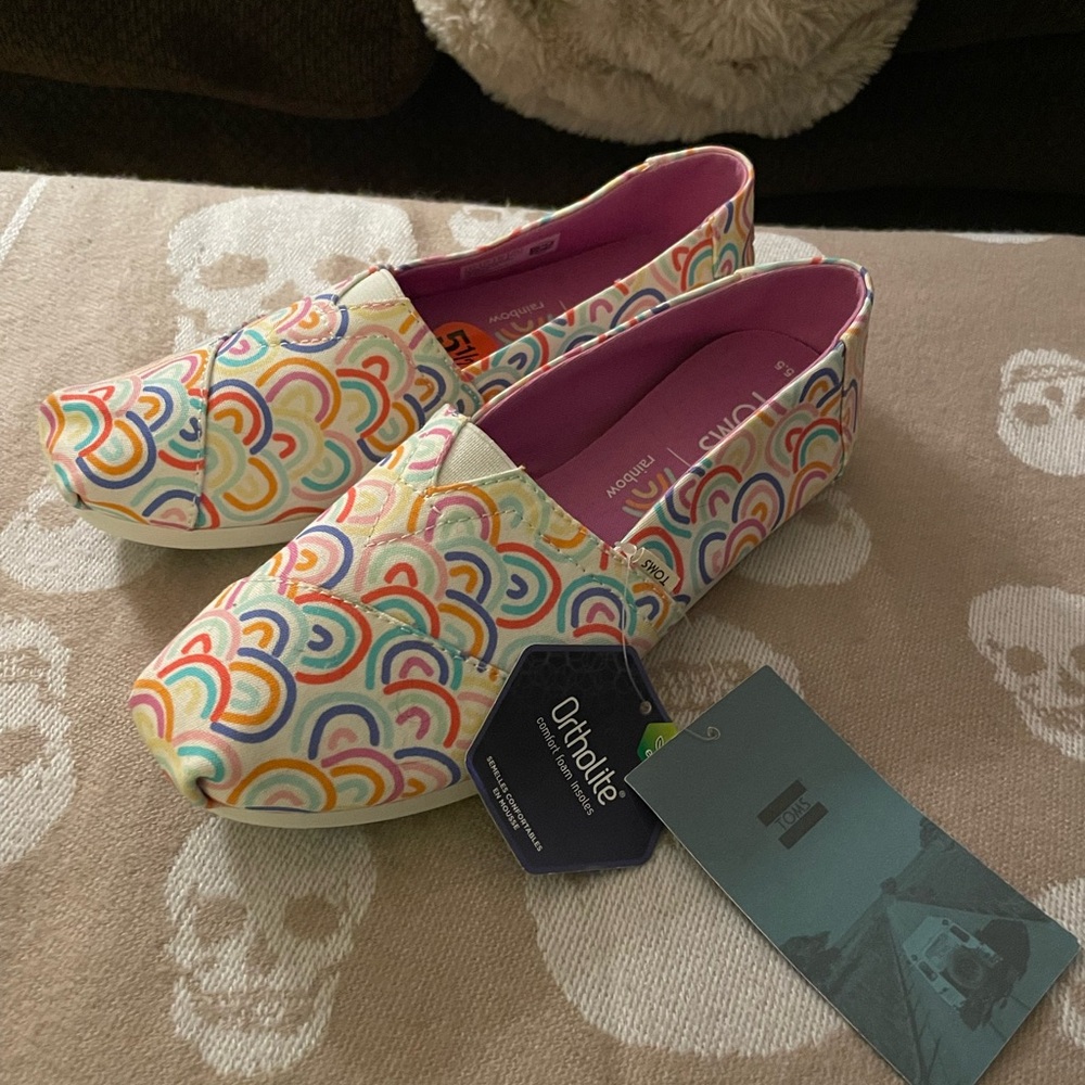 NWT TOMS Rainbow Size 5.5
